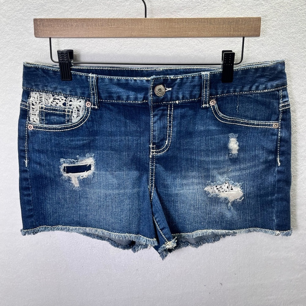 Maurices Cut off Denim Shorts Womens 9/10‎ Distresses Cute Stretch Summer 2090